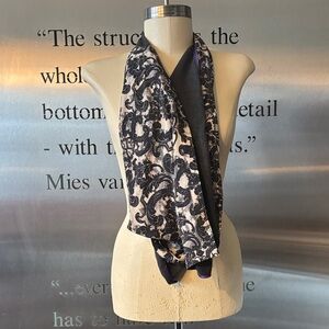 🆕 Elegant Black and Cream Patterned Scarf